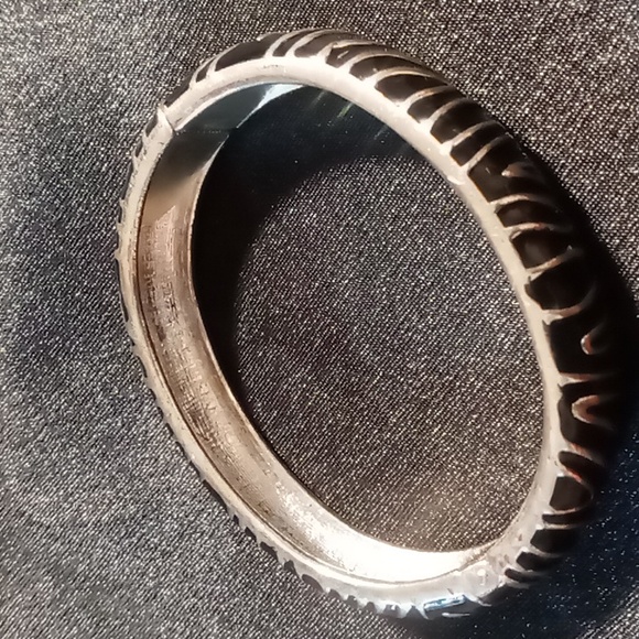 Spring Hinged clamper bracelet animal print black enamel & silver - Picture 4 of 4